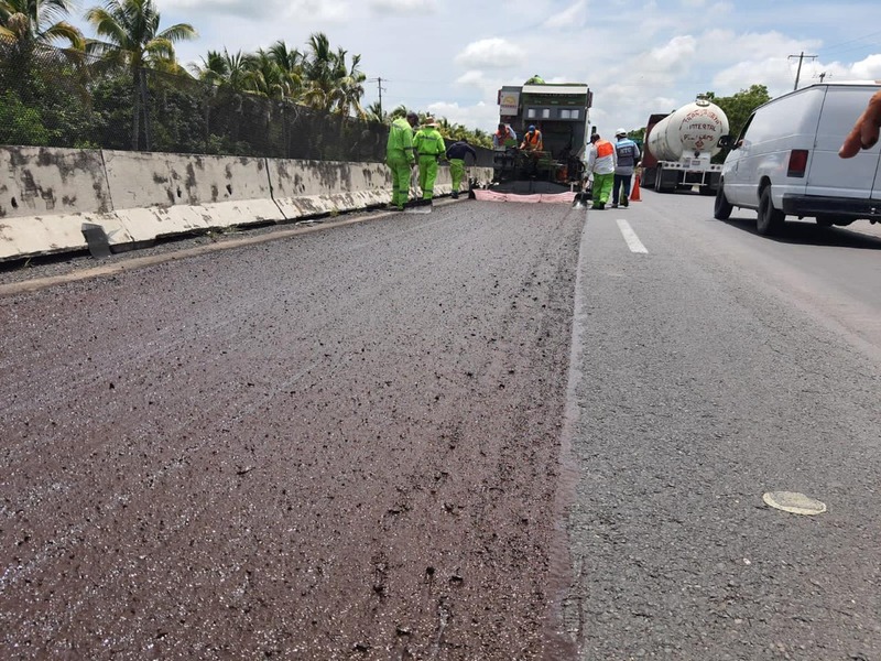 Aplicación de microaglomerado sobre una carretera