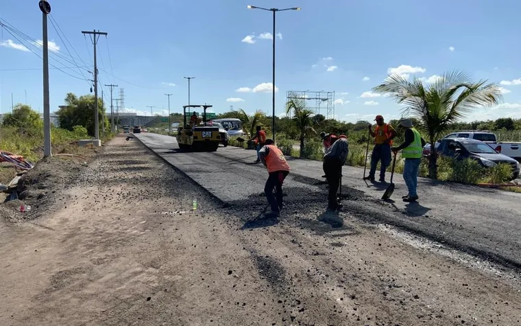 Cuadrilla de PROCODESA tendiendo carpeta asfáltica en una vialidad